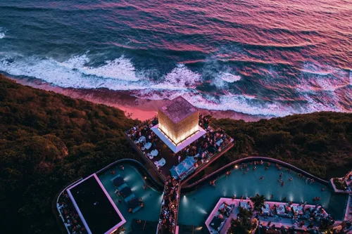 Savaya Bali cliffside infinity pool overlooking the Indian Ocean in Uluwatu