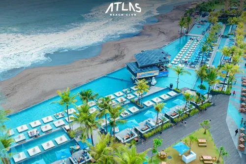 Bali beach club luxury experience at Atlas Beach Club Canggu with large pool and oceanfront view