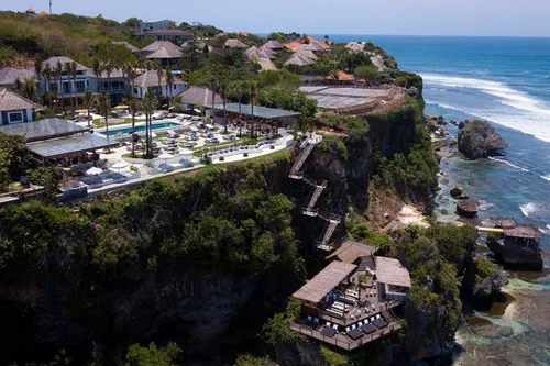 Relaxed luxury atmosphere at Ulu Cliffhouse with sunset ocean views